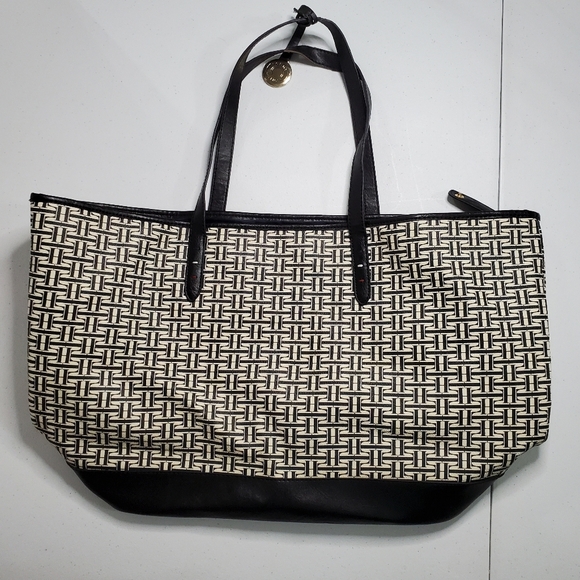 Tommy Hilfiger Lrg Cream & Black Pebbled Imitation Leather Logo Shoulder… - Picture 3 of 10